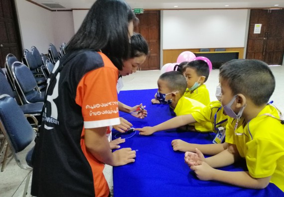 ภาพกิจกรรม คณะวิทยาศาสตร์และเทคโนโลยี จัดค่ายวิทยาศาสตร์โรงเรียนสาธิตฯ ระดับอนุบาล 1-2