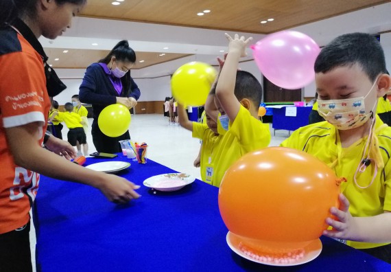 ภาพกิจกรรม คณะวิทยาศาสตร์และเทคโนโลยี จัดค่ายวิทยาศาสตร์โรงเรียนสาธิตฯ ระดับอนุบาล 1-2