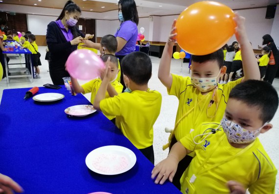 ภาพกิจกรรม คณะวิทยาศาสตร์และเทคโนโลยี จัดค่ายวิทยาศาสตร์โรงเรียนสาธิตฯ ระดับอนุบาล 1-2
