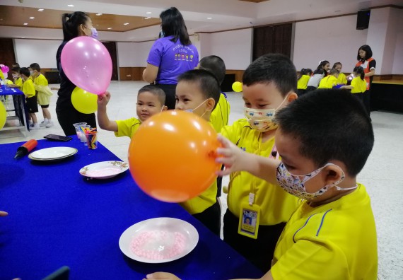 ภาพกิจกรรม คณะวิทยาศาสตร์และเทคโนโลยี จัดค่ายวิทยาศาสตร์โรงเรียนสาธิตฯ ระดับอนุบาล 1-2
