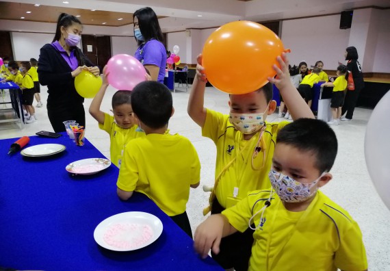 ภาพกิจกรรม คณะวิทยาศาสตร์และเทคโนโลยี จัดค่ายวิทยาศาสตร์โรงเรียนสาธิตฯ ระดับอนุบาล 1-2