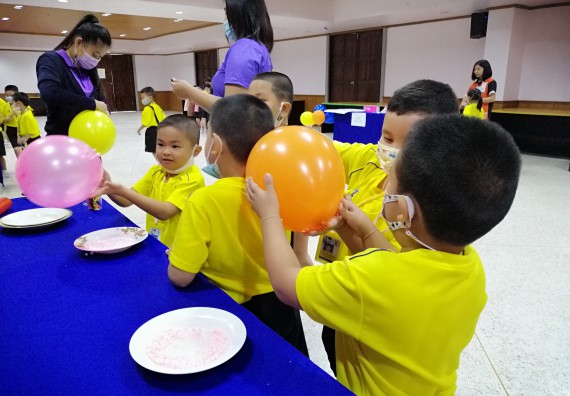 ภาพกิจกรรม คณะวิทยาศาสตร์และเทคโนโลยี จัดค่ายวิทยาศาสตร์โรงเรียนสาธิตฯ ระดับอนุบาล 1-2