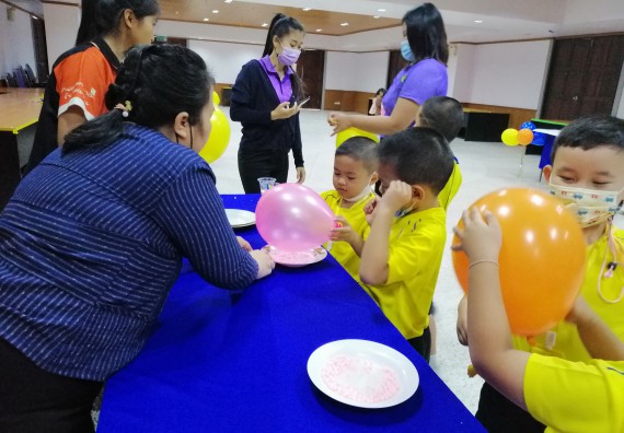 ภาพกิจกรรม คณะวิทยาศาสตร์และเทคโนโลยี จัดค่ายวิทยาศาสตร์โรงเรียนสาธิตฯ ระดับอนุบาล 1-2