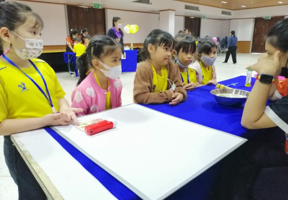 ภาพกิจกรรม คณะวิทยาศาสตร์และเทคโนโลยี จัดค่ายวิทยาศาสตร์โรงเรียนสาธิตฯ ระดับอนุบาล 1-2
