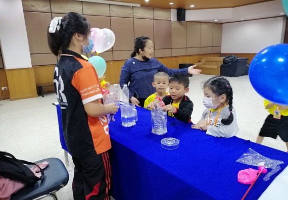 ภาพกิจกรรม คณะวิทยาศาสตร์และเทคโนโลยี จัดค่ายวิทยาศาสตร์โรงเรียนสาธิตฯ ระดับอนุบาล 1-2