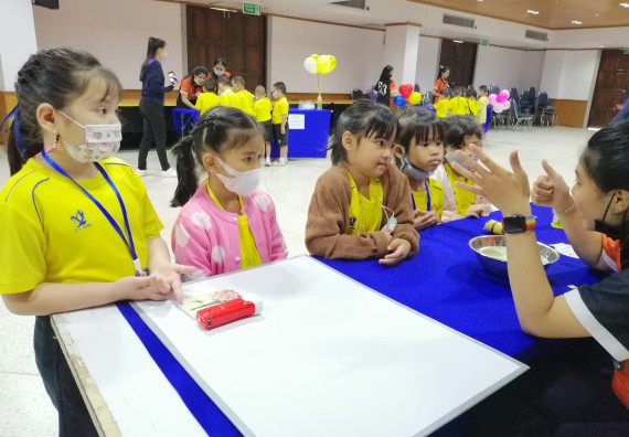 ภาพกิจกรรม คณะวิทยาศาสตร์และเทคโนโลยี จัดค่ายวิทยาศาสตร์โรงเรียนสาธิตฯ ระดับอนุบาล 1-2