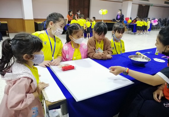 ภาพกิจกรรม คณะวิทยาศาสตร์และเทคโนโลยี จัดค่ายวิทยาศาสตร์โรงเรียนสาธิตฯ ระดับอนุบาล 1-2