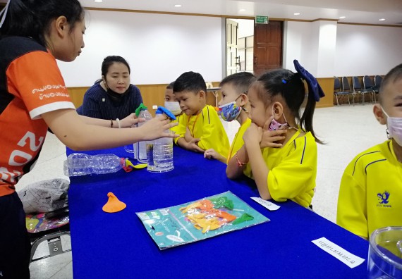 ภาพกิจกรรม คณะวิทยาศาสตร์และเทคโนโลยี จัดค่ายวิทยาศาสตร์โรงเรียนสาธิตฯ ระดับอนุบาล 1-2