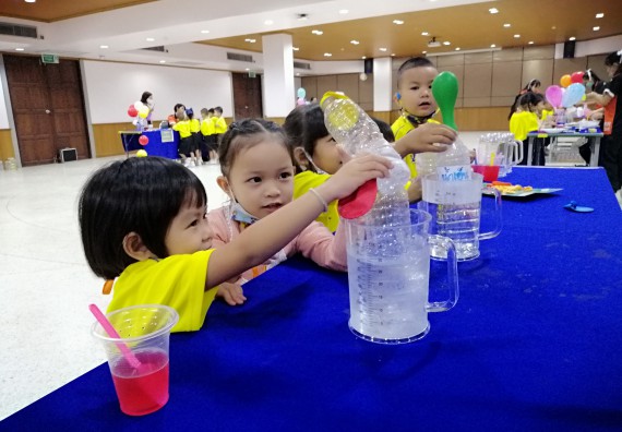 ภาพกิจกรรม คณะวิทยาศาสตร์และเทคโนโลยี จัดค่ายวิทยาศาสตร์โรงเรียนสาธิตฯ ระดับอนุบาล 1-2