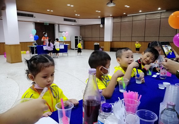 ภาพกิจกรรม คณะวิทยาศาสตร์และเทคโนโลยี จัดค่ายวิทยาศาสตร์โรงเรียนสาธิตฯ ระดับอนุบาล 1-2