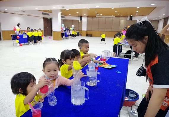 ภาพกิจกรรม คณะวิทยาศาสตร์และเทคโนโลยี จัดค่ายวิทยาศาสตร์โรงเรียนสาธิตฯ ระดับอนุบาล 1-2