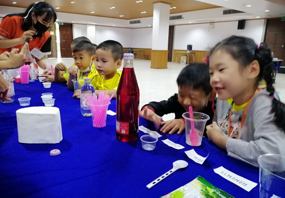 ภาพกิจกรรม คณะวิทยาศาสตร์และเทคโนโลยี จัดค่ายวิทยาศาสตร์โรงเรียนสาธิตฯ ระดับอนุบาล 1-2