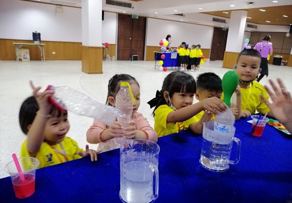 ภาพกิจกรรม คณะวิทยาศาสตร์และเทคโนโลยี จัดค่ายวิทยาศาสตร์โรงเรียนสาธิตฯ ระดับอนุบาล 1-2