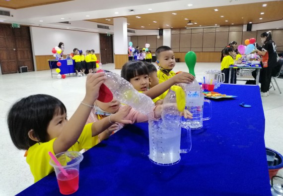 ภาพกิจกรรม คณะวิทยาศาสตร์และเทคโนโลยี จัดค่ายวิทยาศาสตร์โรงเรียนสาธิตฯ ระดับอนุบาล 1-2