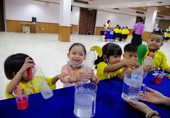 ภาพกิจกรรม คณะวิทยาศาสตร์และเทคโนโลยี จัดค่ายวิทยาศาสตร์โรงเรียนสาธิตฯ ระดับอนุบาล 1-2