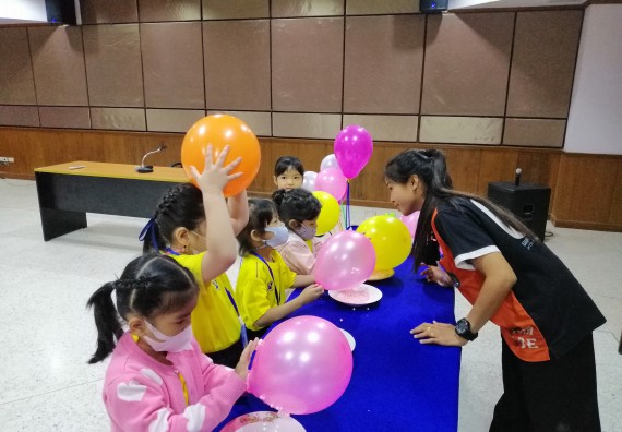 ภาพกิจกรรม คณะวิทยาศาสตร์และเทคโนโลยี จัดค่ายวิทยาศาสตร์โรงเรียนสาธิตฯ ระดับอนุบาล 1-2