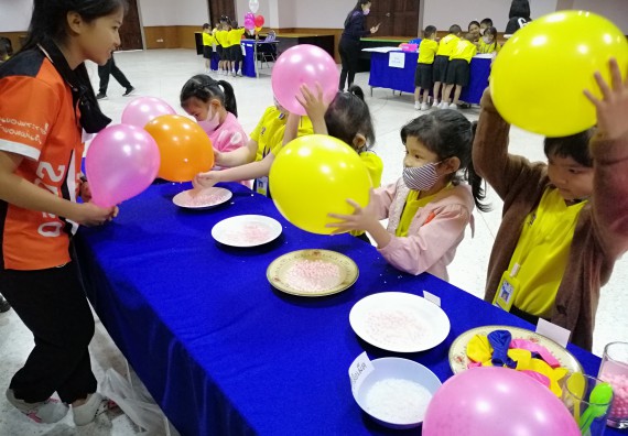 ภาพกิจกรรม คณะวิทยาศาสตร์และเทคโนโลยี จัดค่ายวิทยาศาสตร์โรงเรียนสาธิตฯ ระดับอนุบาล 1-2