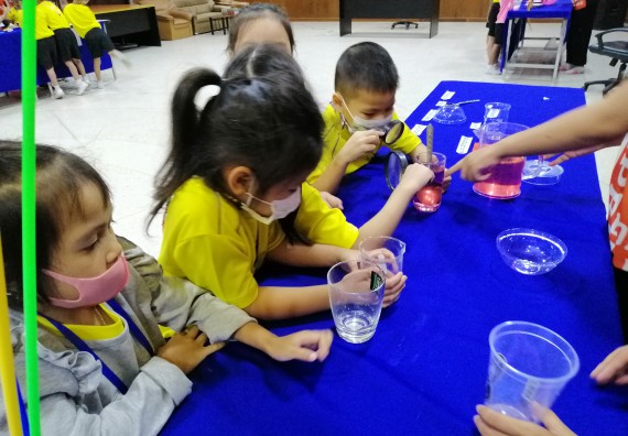 ภาพกิจกรรม คณะวิทยาศาสตร์และเทคโนโลยี จัดค่ายวิทยาศาสตร์โรงเรียนสาธิตฯ ระดับอนุบาล 1-2