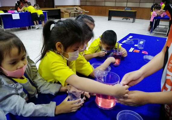 ภาพกิจกรรม คณะวิทยาศาสตร์และเทคโนโลยี จัดค่ายวิทยาศาสตร์โรงเรียนสาธิตฯ ระดับอนุบาล 1-2