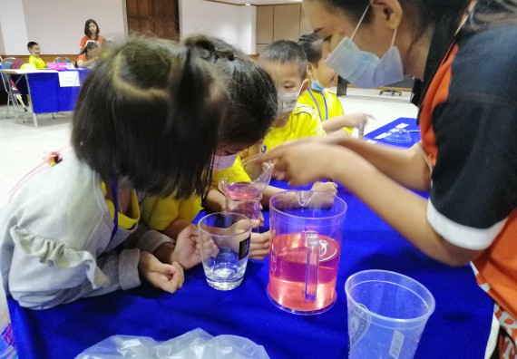 ภาพกิจกรรม คณะวิทยาศาสตร์และเทคโนโลยี จัดค่ายวิทยาศาสตร์โรงเรียนสาธิตฯ ระดับอนุบาล 1-2