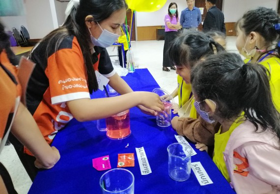 ภาพกิจกรรม คณะวิทยาศาสตร์และเทคโนโลยี จัดค่ายวิทยาศาสตร์โรงเรียนสาธิตฯ ระดับอนุบาล 1-2
