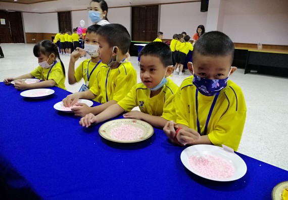 ภาพกิจกรรม คณะวิทยาศาสตร์และเทคโนโลยี จัดค่ายวิทยาศาสตร์โรงเรียนสาธิตฯ ระดับอนุบาล 1-2