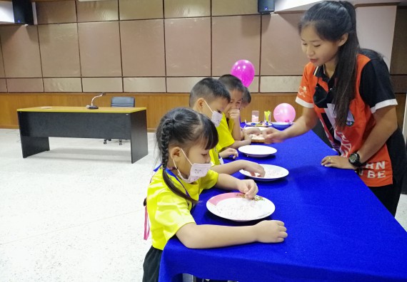 ภาพกิจกรรม คณะวิทยาศาสตร์และเทคโนโลยี จัดค่ายวิทยาศาสตร์โรงเรียนสาธิตฯ ระดับอนุบาล 1-2