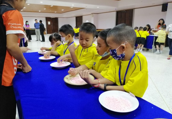 ภาพกิจกรรม คณะวิทยาศาสตร์และเทคโนโลยี จัดค่ายวิทยาศาสตร์โรงเรียนสาธิตฯ ระดับอนุบาล 1-2