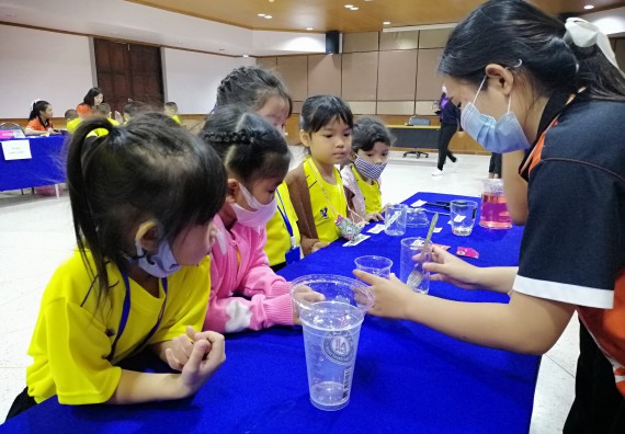 ภาพกิจกรรม คณะวิทยาศาสตร์และเทคโนโลยี จัดค่ายวิทยาศาสตร์โรงเรียนสาธิตฯ ระดับอนุบาล 1-2