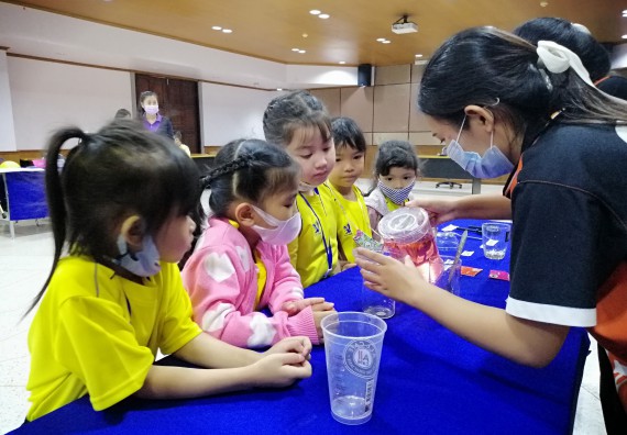 ภาพกิจกรรม คณะวิทยาศาสตร์และเทคโนโลยี จัดค่ายวิทยาศาสตร์โรงเรียนสาธิตฯ ระดับอนุบาล 1-2