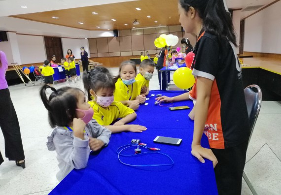ภาพกิจกรรม คณะวิทยาศาสตร์และเทคโนโลยี จัดค่ายวิทยาศาสตร์โรงเรียนสาธิตฯ ระดับอนุบาล 1-2
