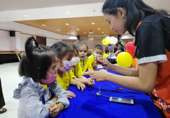 ภาพกิจกรรม คณะวิทยาศาสตร์และเทคโนโลยี จัดค่ายวิทยาศาสตร์โรงเรียนสาธิตฯ ระดับอนุบาล 1-2