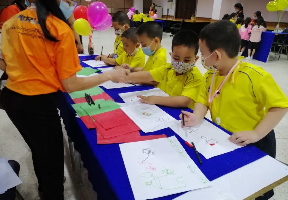 ภาพกิจกรรม คณะวิทยาศาสตร์และเทคโนโลยี จัดค่ายวิทยาศาสตร์โรงเรียนสาธิตฯ ระดับอนุบาล 1-2