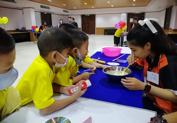 ภาพกิจกรรม คณะวิทยาศาสตร์และเทคโนโลยี จัดค่ายวิทยาศาสตร์โรงเรียนสาธิตฯ ระดับอนุบาล 1-2
