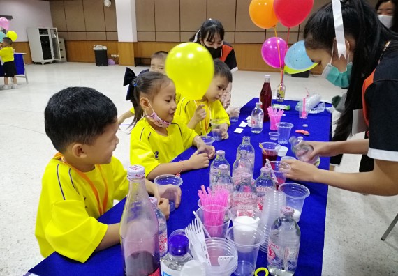 ภาพกิจกรรม คณะวิทยาศาสตร์และเทคโนโลยี จัดค่ายวิทยาศาสตร์โรงเรียนสาธิตฯ ระดับอนุบาล 1-2