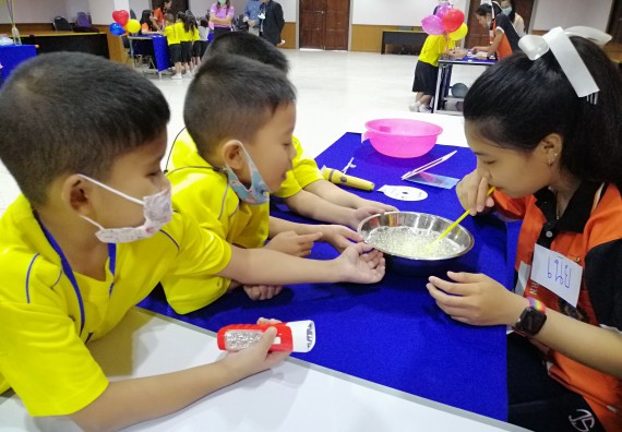 ภาพกิจกรรม คณะวิทยาศาสตร์และเทคโนโลยี จัดค่ายวิทยาศาสตร์โรงเรียนสาธิตฯ ระดับอนุบาล 1-2
