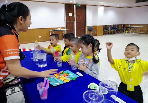 ภาพกิจกรรม คณะวิทยาศาสตร์และเทคโนโลยี จัดค่ายวิทยาศาสตร์โรงเรียนสาธิตฯ ระดับอนุบาล 1-2