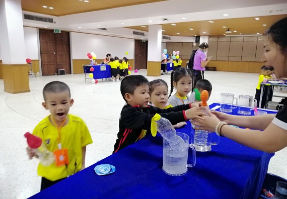 ภาพกิจกรรม คณะวิทยาศาสตร์และเทคโนโลยี จัดค่ายวิทยาศาสตร์โรงเรียนสาธิตฯ ระดับอนุบาล 1-2