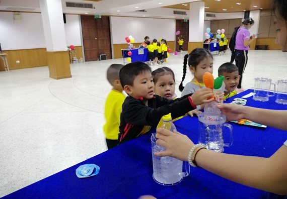 ภาพกิจกรรม คณะวิทยาศาสตร์และเทคโนโลยี จัดค่ายวิทยาศาสตร์โรงเรียนสาธิตฯ ระดับอนุบาล 1-2