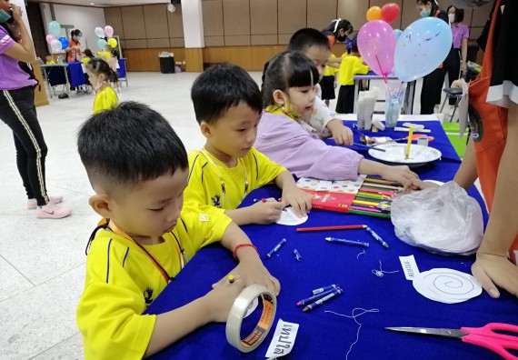 ภาพกิจกรรม คณะวิทยาศาสตร์และเทคโนโลยี จัดค่ายวิทยาศาสตร์โรงเรียนสาธิตฯ ระดับอนุบาล 1-2