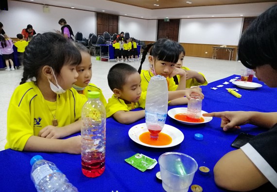 ภาพกิจกรรม คณะวิทยาศาสตร์และเทคโนโลยี จัดค่ายวิทยาศาสตร์โรงเรียนสาธิตฯ ระดับอนุบาล 1-2