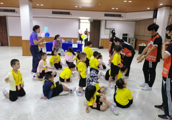 ภาพกิจกรรม คณะวิทยาศาสตร์และเทคโนโลยี จัดค่ายวิทยาศาสตร์โรงเรียนสาธิตฯ ระดับอนุบาล 1-2