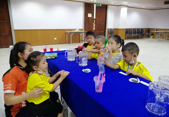 ภาพกิจกรรม คณะวิทยาศาสตร์และเทคโนโลยี จัดค่ายวิทยาศาสตร์โรงเรียนสาธิตฯ ระดับอนุบาล 1-2