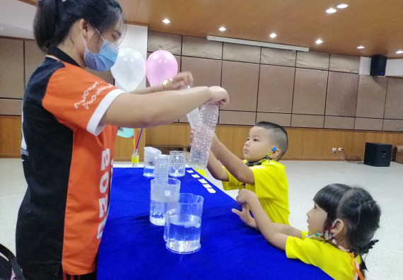 ภาพกิจกรรม คณะวิทยาศาสตร์และเทคโนโลยี จัดค่ายวิทยาศาสตร์โรงเรียนสาธิตฯ ระดับอนุบาล 1-2