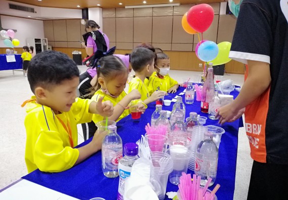 ภาพกิจกรรม คณะวิทยาศาสตร์และเทคโนโลยี จัดค่ายวิทยาศาสตร์โรงเรียนสาธิตฯ ระดับอนุบาล 1-2