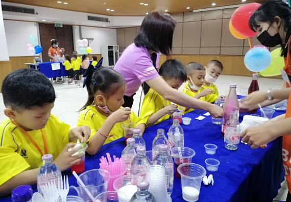 ภาพกิจกรรม คณะวิทยาศาสตร์และเทคโนโลยี จัดค่ายวิทยาศาสตร์โรงเรียนสาธิตฯ ระดับอนุบาล 1-2