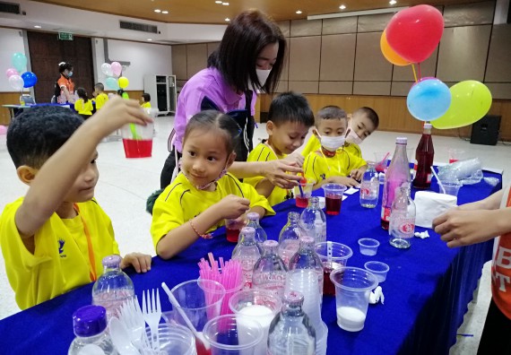ภาพกิจกรรม คณะวิทยาศาสตร์และเทคโนโลยี จัดค่ายวิทยาศาสตร์โรงเรียนสาธิตฯ ระดับอนุบาล 1-2