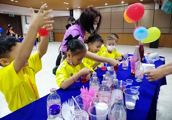 ภาพกิจกรรม คณะวิทยาศาสตร์และเทคโนโลยี จัดค่ายวิทยาศาสตร์โรงเรียนสาธิตฯ ระดับอนุบาล 1-2