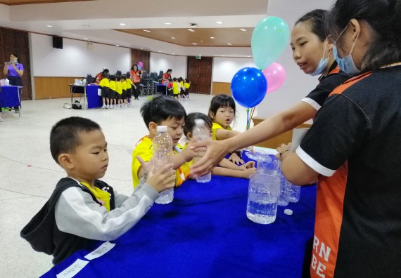 ภาพกิจกรรม คณะวิทยาศาสตร์และเทคโนโลยี จัดค่ายวิทยาศาสตร์โรงเรียนสาธิตฯ ระดับอนุบาล 1-2