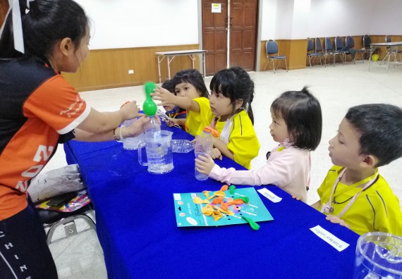 ภาพกิจกรรม คณะวิทยาศาสตร์และเทคโนโลยี จัดค่ายวิทยาศาสตร์โรงเรียนสาธิตฯ ระดับอนุบาล 1-2